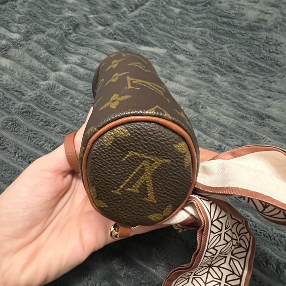 LV PAPILLON BAG! IN AMAZING CONDITION! Comes with a twilly as a gift! - Picture 6 of 8